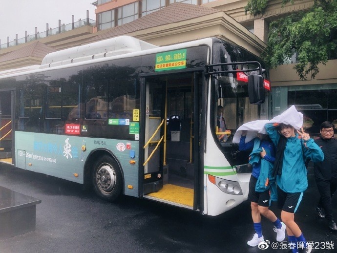 畢生難忘！廣東女足客場挑戰(zhàn)四川女足，全隊乘坐公交車出行